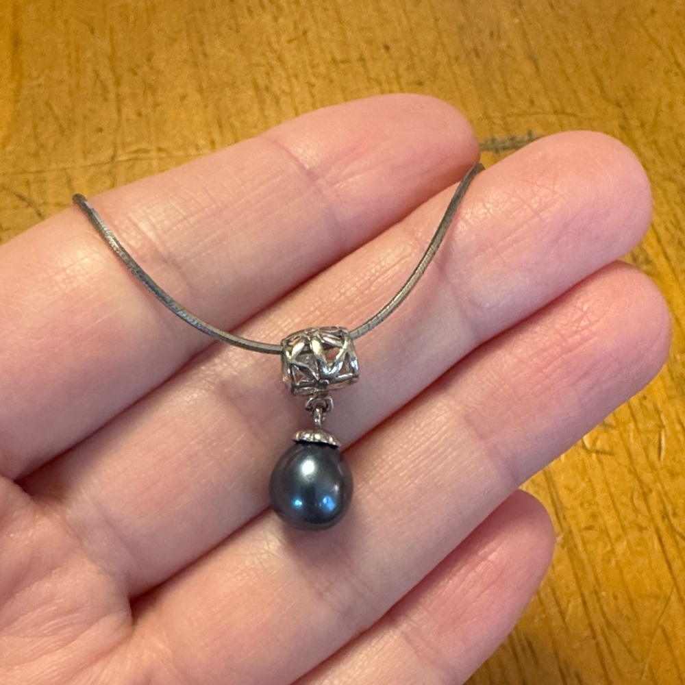 Elegant 925 stamped Silver Necklace with Cultured Black Tahitian Pearl 17” chain